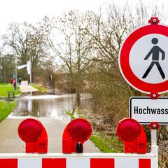 Bis Montag wird in Niedersachsen viel Regen erwartet, deshalb droht örtlich Hochwasser. (Archivbild) Foto: Sina Schuldt/dpa