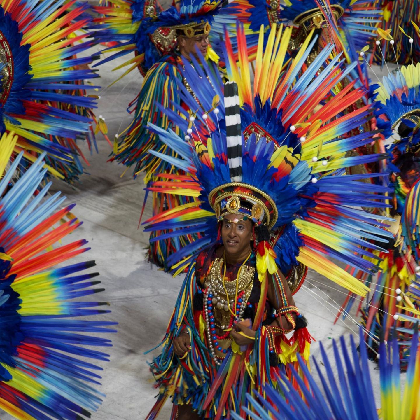 Rio de Janeiro, Brasilien. Sambatänzerinnen nehmen an der „Parade der Champions“ teil. Die sechs besten Sambaschulen der Sondergruppe kehrten für die Abschlussvorstellung ins Sambadrom zurück, womit der diesjährige Karneval offiziell beendet wurde. 