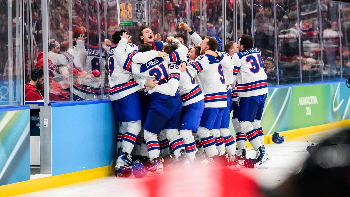 Das US-Eishockey-Team feiert das entscheidende Tor von Jack Hughes gegen Kanada im Olympia-Finale