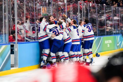 Das US-Eishockey-Team feiert das entscheidende Tor von Jack Hughes gegen Kanada im Olympia-Finale