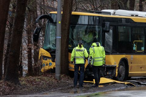 Ein Autofahrer kam mit lebensbedrohlichen Verletzungen ins Krankenhaus. Foto: Carsten Koall/dpa