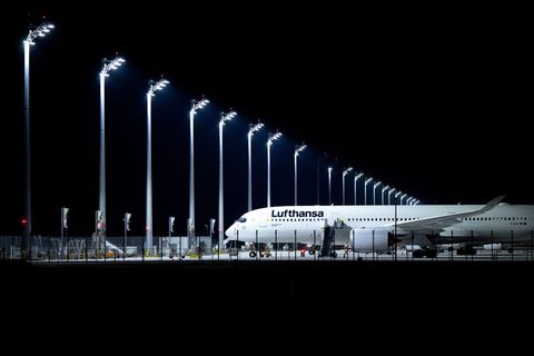 Am Münchner Flughafen mussten Passagiere über Nacht in mehreren Lufthansa-Maschinen ausharren. (Symbolbild) Foto: Sven Hoppe/dpa