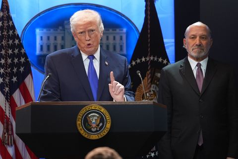 Zunächst kündigte US-Präsident Trump am Freitag einen weltweiten Zollsatz auf Importe in die USA von 10 Prozent an - um ihn dann