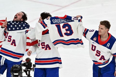 Emotionale Geste nach dem Sieg im Eishockey-Finale. Foto: Peter Kneffel/dpa