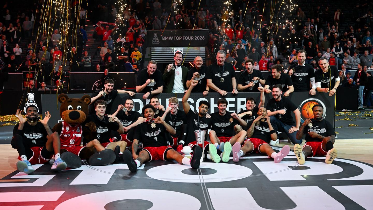 Die Bamberger bejubeln ausgelassen ihren Coup. Foto: Sven Hoppe/dpa