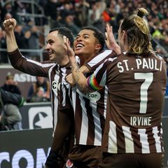 Fujita vom FC St. Pauli (M.) bejubelt seinen Treffer zum 2:1 gegen Werder Bremen mit Manolis Saliakas (l.) und Jackson Irvine