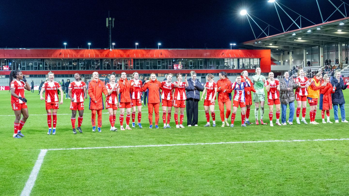 Die Bayern-Fußballerinnen jubeln - wohl bald auch wieder als Meister. Foto: Ulrich Gamel/dpa
