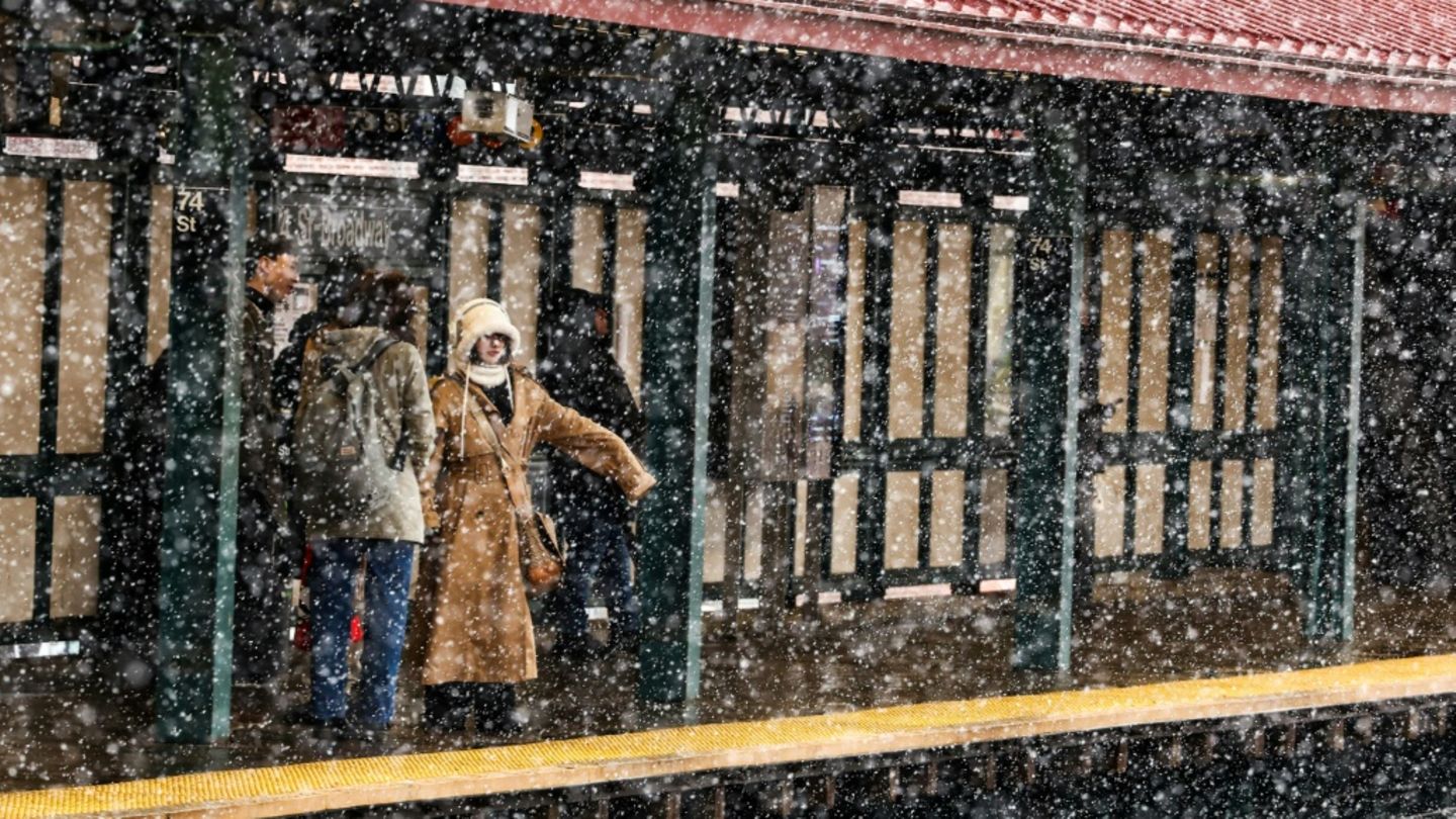 New Yorks Bürgermeister sperrt wegen Wintersturms kompletten Verkehr