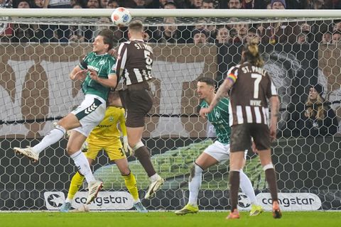 St. Paulis Hauke Wahl erzielt den Treffer zum 1:0 - auch dank Backhaus' Mithilfe. Foto: Marcus Brandt/dpa