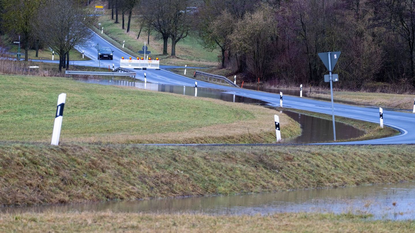 Ausfälle möglich: Überflutete Straße: Busse fahren eventuell nicht wie gewohnt
