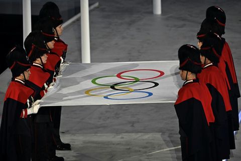 Carabinieri tragen die Olympische Fahne bei der Schlussfeier