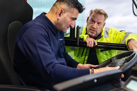 Höchste Aufmerksamkeit erforderlich: Fahrlehrer Bastian Peters (rechts) schult Kemal Isci in den Tücken des Busfahrens. Viel Zeit für die Ausbildung bleibt nicht.