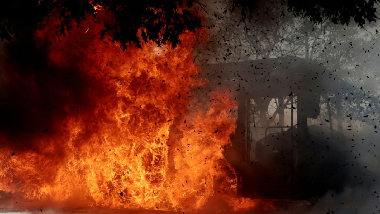 Ein brennender Bus in Zapopan in Jalisco