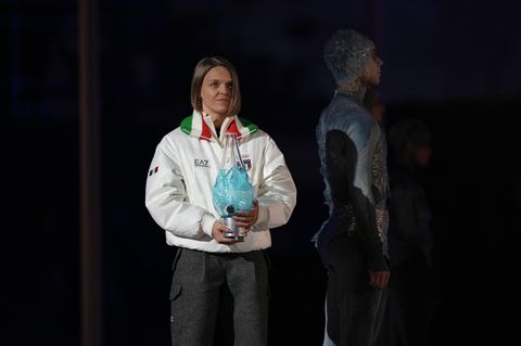 Die italienische Eisschnellläuferin Arianna Fontana hielt die olympische Flamme während der Abschlussfeier in Verona