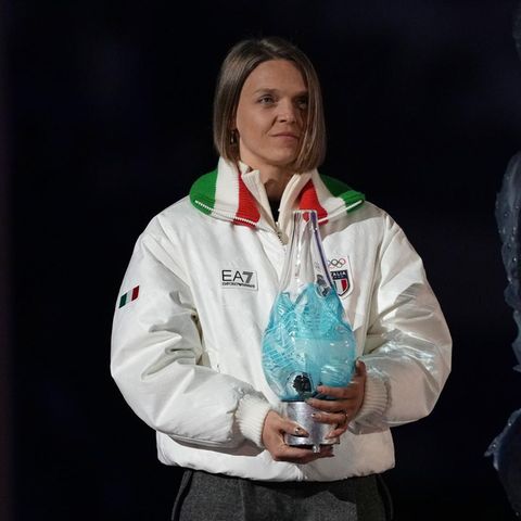 Die italienische Eisschnellläuferin Arianna Fontana hielt die olympische Flamme während der Abschlussfeier in Verona