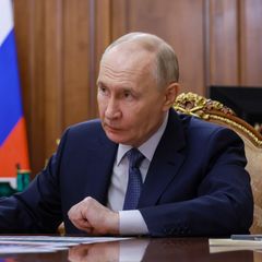 Wladimir Putin sitzt an einem Tisch