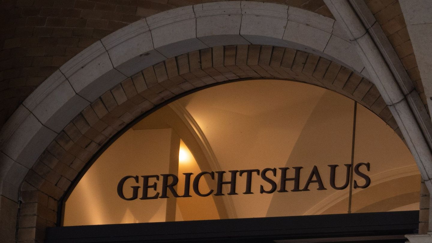 Zwei Männer stehen wegen Anschlagsplänen vor dem Landgericht Bremen. (Archivbild) Foto: Alicia Windzio/dpa