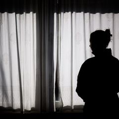 Von Angststörungen sind in Rheinland-Pfalz vor allem jugendliche Mädchen betroffen. (Symbolbild) Foto: Julian Stratenschulte/dpa