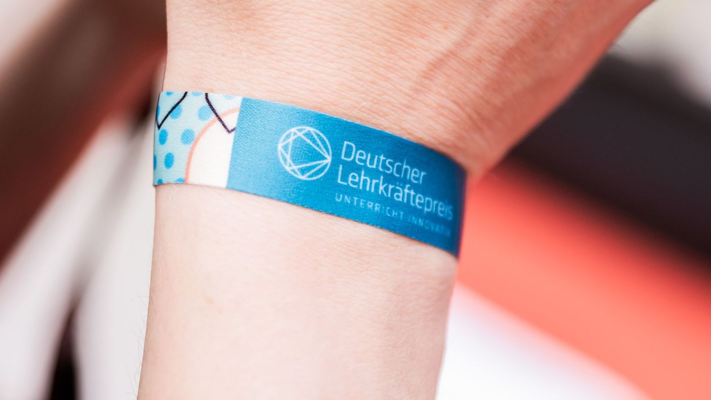 Der Deutsche Lehrkräftepreis wird regelmäßig an Schulleitungen und Lehrkräfte verliehen. (Archivbild) Foto: Christoph Soeder/dpa