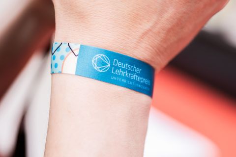 Der Deutsche Lehrkräftepreis wird regelmäßig an Schulleitungen und Lehrkräfte verliehen. (Archivbild) Foto: Christoph Soeder/dpa