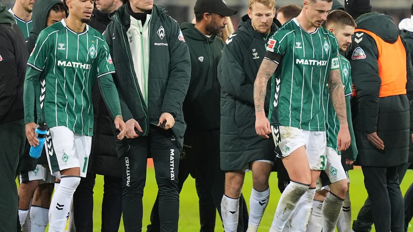 Niedergeschlagen: Werder Bremen nach dem 1:2 bei Tabellennachbar FC St. Pauli. Foto: Marcus Brandt/dpa
