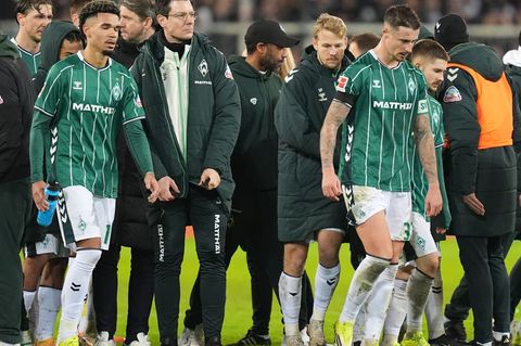 Niedergeschlagen: Werder Bremen nach dem 1:2 bei Tabellennachbar FC St. Pauli. Foto: Marcus Brandt/dpa