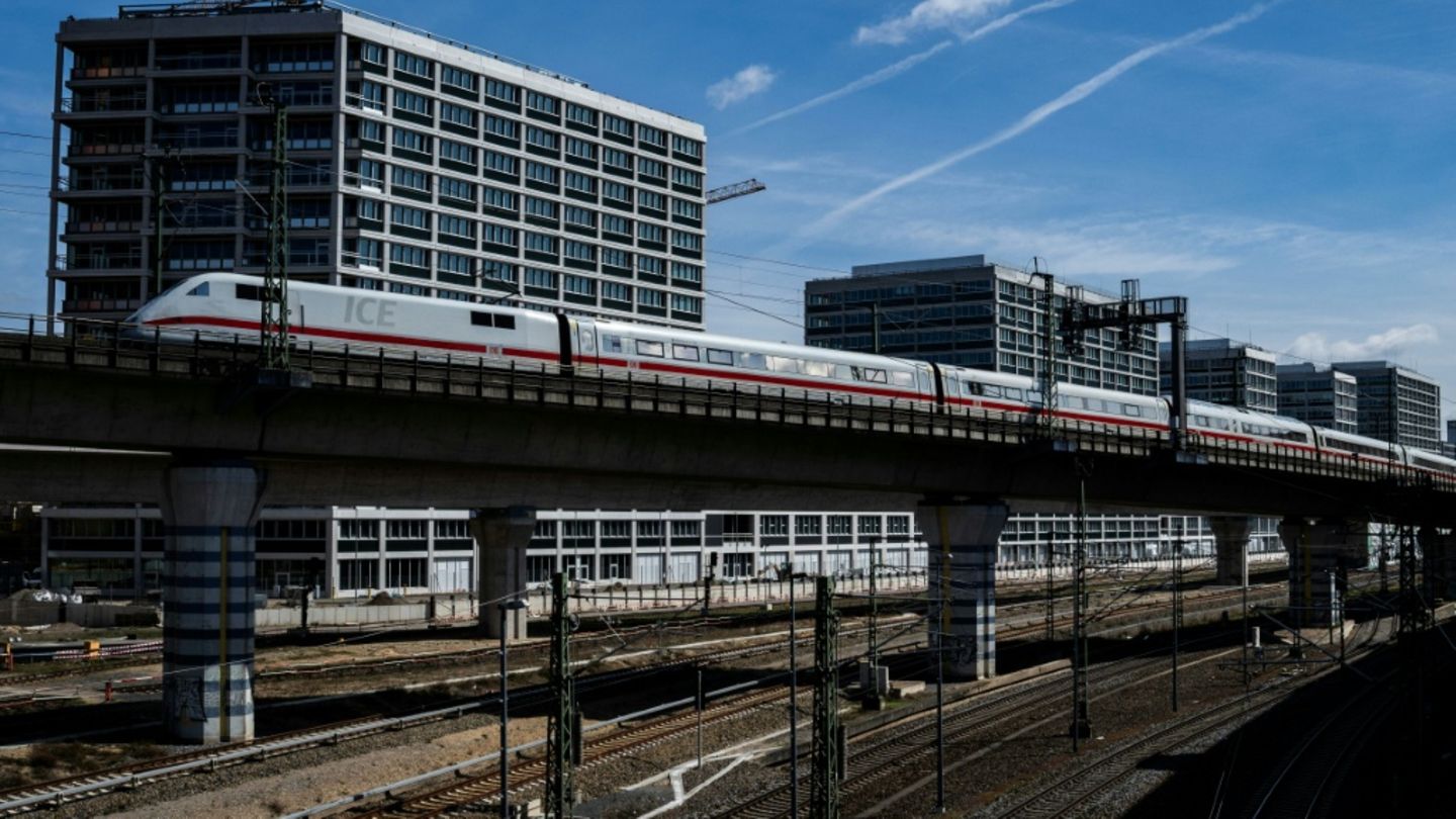 ICE in der Nähe vom Berliner Hauptbahnhof
