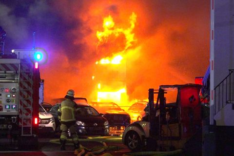 Die Lagerhalle habe vollständig gebrannt, teilte die Feuerwehr mit. Foto: Markus Gayk/dpa