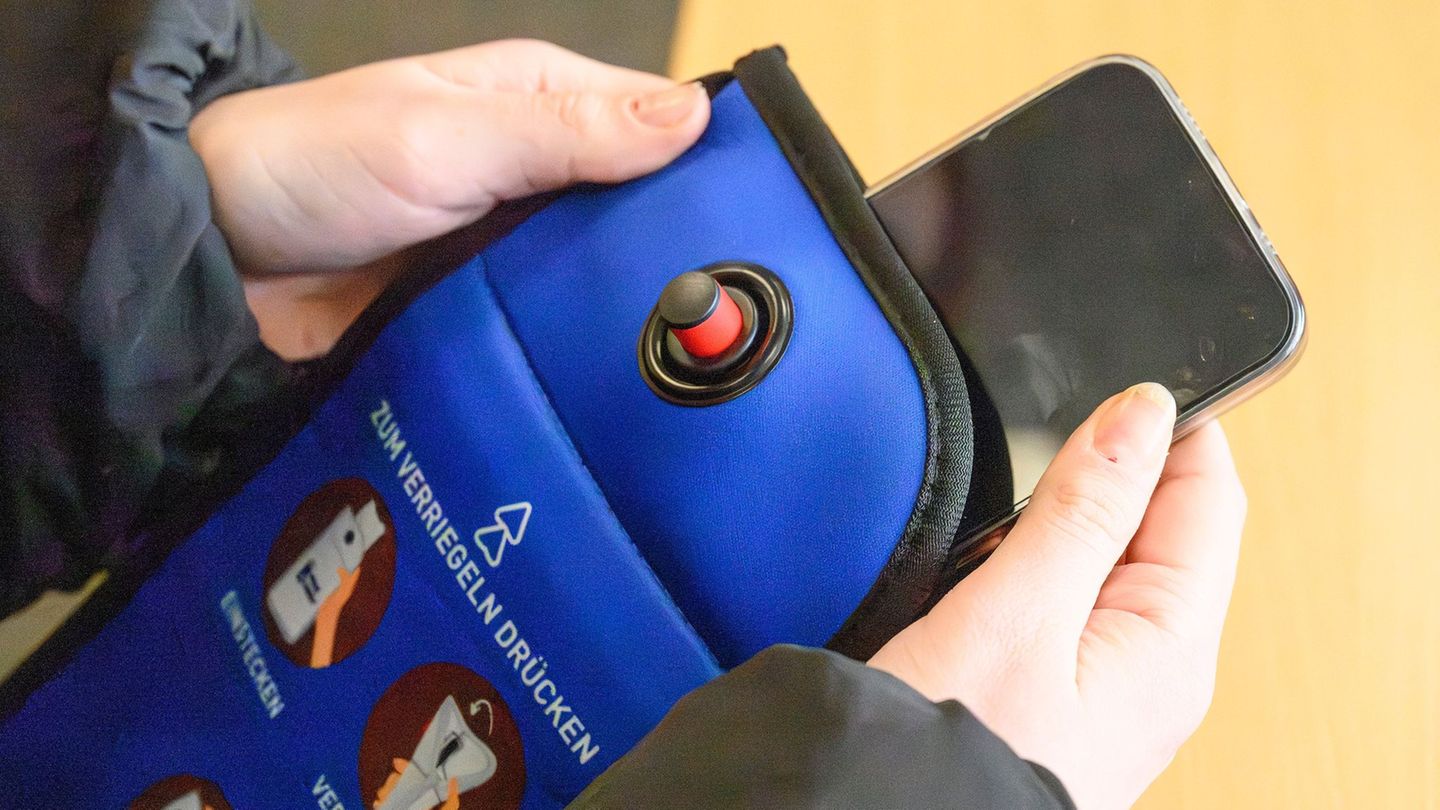 Die Hüllen sollen die Handynutzung reduzieren. Foto: Swen Pförtner/dpa