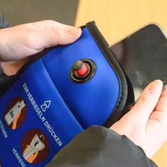 Die Hüllen sollen die Handynutzung reduzieren. Foto: Swen Pförtner/dpa