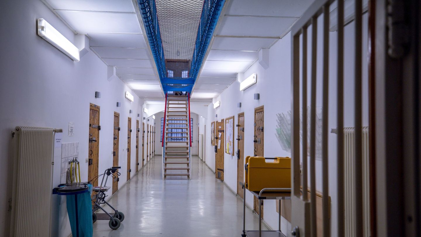 Ein Rollator vor einer Zellentür zeigt: Auch im Gefängnis leben alte Menschen. (Archivbild) Foto: Jens Büttner/dpa