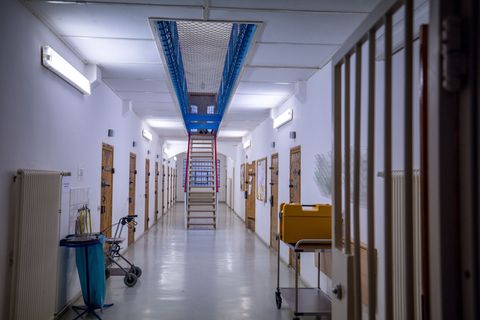 Ein Rollator vor einer Zellentür zeigt: Auch im Gefängnis leben alte Menschen. (Archivbild) Foto: Jens Büttner/dpa