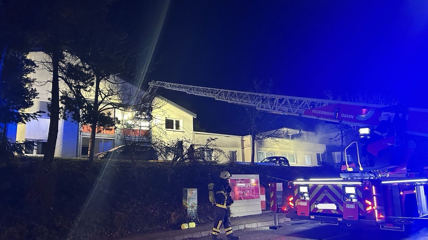 Polizei, Feuerwehr und Rettungsdienst rückten mit rund 180 Einsatzkräften an. Foto: Polizeipräsidium Westpfalz/dpa