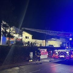 Polizei, Feuerwehr und Rettungsdienst rückten mit rund 180 Einsatzkräften an. Foto: Polizeipräsidium Westpfalz/dpa