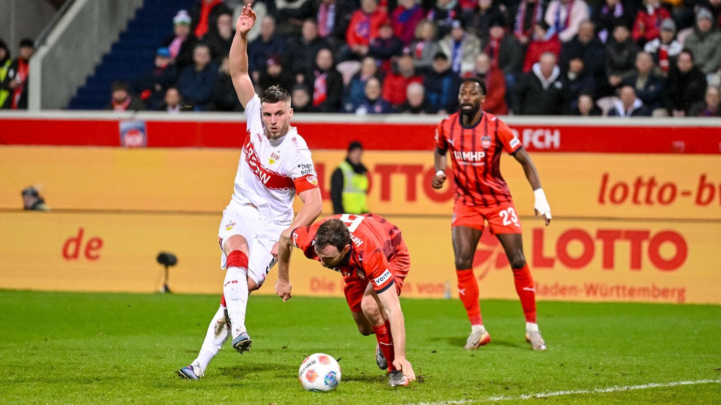Kein Freund des Videobeweises: Ermedin Demirovic (l). Foto: Harry Langer/dpa
