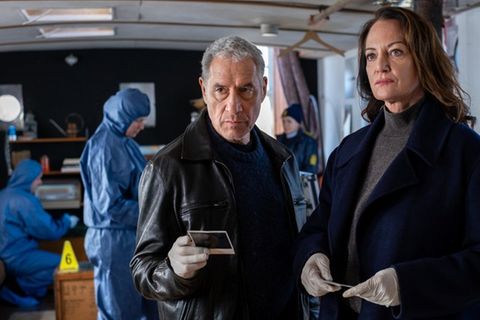 "Unter anderen Umständen: Das Mädchen ohne Namen": Matthias Hamm (Ralph Herforth) und Jana Winter (Natalia Wörner) durchsuchen
