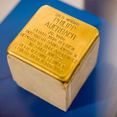 Reproduktion eines Stolpersteins für den Auschwitz-Überlebenden Philipp Auerbach. Foto: Moritz Frankenberg/dpa