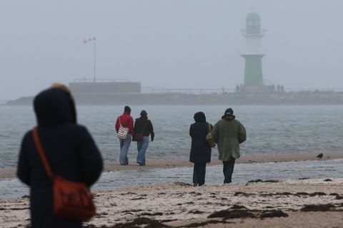 Die Woche startet trüb und regnerisch, ab Mittwoch lockert es auf. (Symbolbild) Foto: Bernd Wüstneck/dpa
