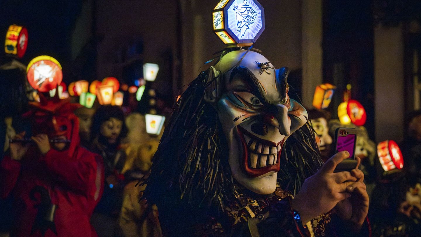 Fasnächtler ziehen mit bunten und teils furchteinflößenden Masken beim Morgenstreich durch die Straßen. Foto: Georgios Kefalas/K