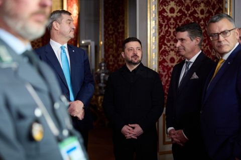 Selenskyj steht in eine Gruppe Politiker