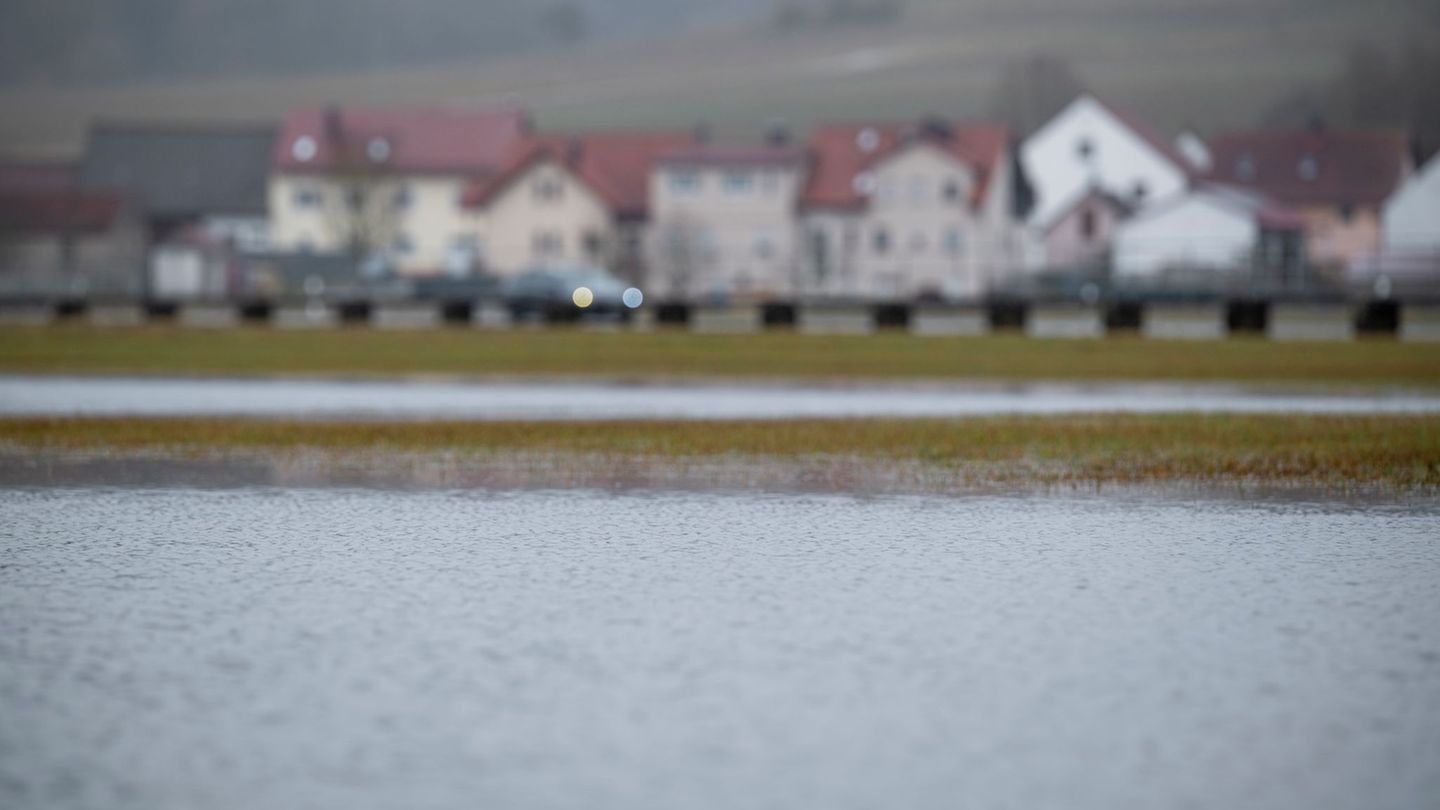 Wetter in Bayern: Flüsse und Bäche treten über die Ufer