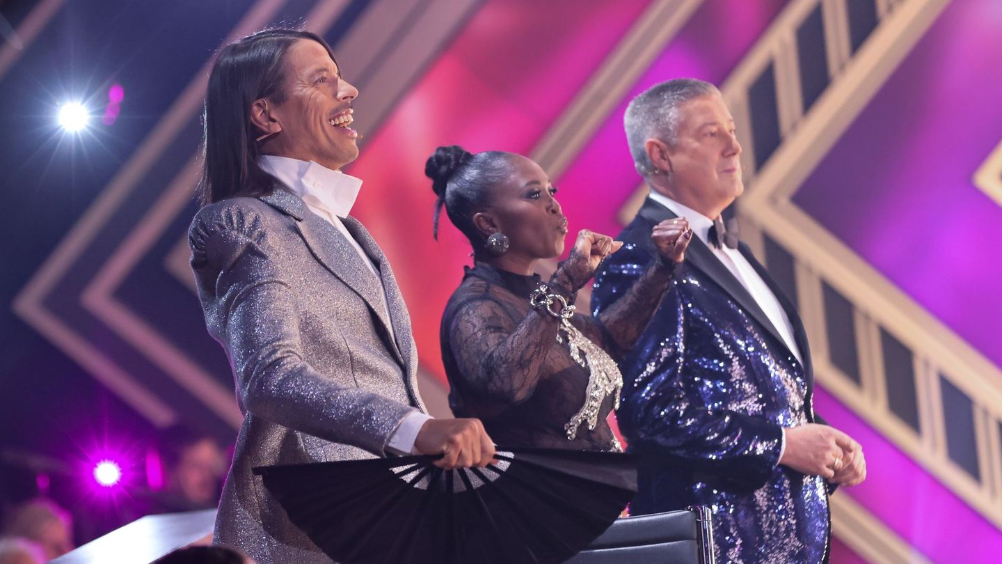 Jorge González (links), Motsi Mabuse und Joachim Llambi bewerten die Leistungen der Promis.