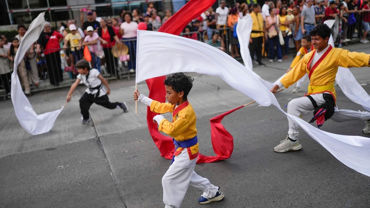 Panama City, Panama. In der Stadt finden rund um das Neujahrsfest bunte Paraden mit Löwen- und Drachentänzen, Feuerwerk und Straßenständen statt. Das Fest ist inzwischen Teil des offiziellen Veranstaltungskalenders des Landes und zieht neben den Panameños auch viele Touristen an, die die Mischung aus chinesischen Traditionen und lateinamerikanischer Straßenfest-Atmosphäre genießen.