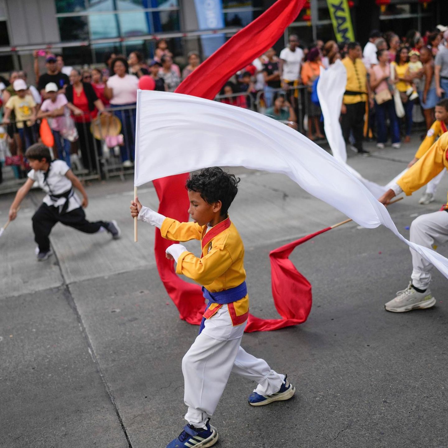 Panama City, Panama. In der Stadt finden rund um das Neujahrsfest bunte Paraden mit Löwen- und Drachentänzen, Feuerwerk und Straßenständen statt. Das Fest ist inzwischen Teil des offiziellen Veranstaltungskalenders des Landes und zieht neben den Panameños auch viele Touristen an, die die Mischung aus chinesischen Traditionen und lateinamerikanischer Straßenfest-Atmosphäre genießen.