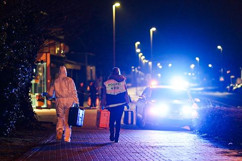 Die Polizei sichert Spuren an der Haltestelle. Foto: Uncredited/dpa