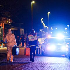 Die Polizei sichert Spuren an der Haltestelle. Foto: Uncredited/dpa