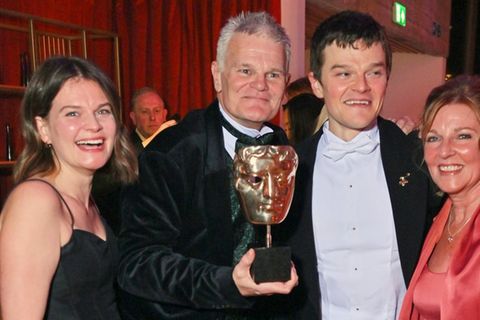 Robert Aramayo (2.v.r.) feiert seinen Triumph mit Schwester Laura sowie seinen Eltern Michael und Lisa Aramayo auf der After-S