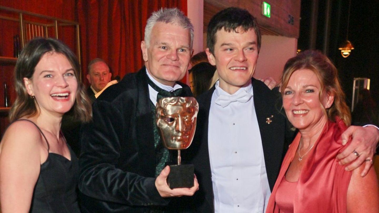 Robert Aramayo (2.v.r.) feiert seinen Triumph mit Schwester Laura sowie seinen Eltern Michael und Lisa Aramayo auf der After-S