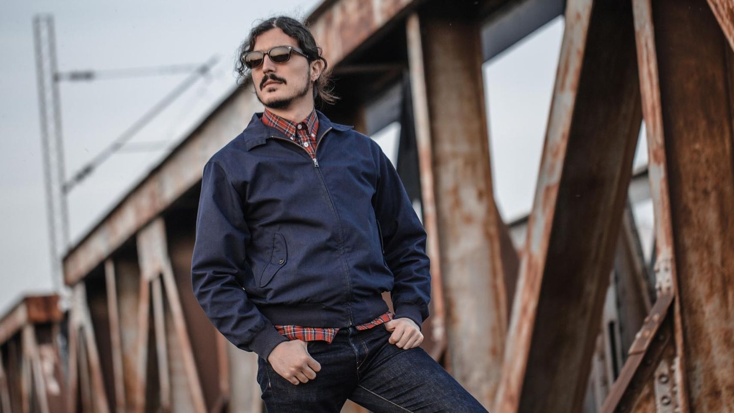Starker Modedeal: Latino mit schicker Bomberjacke und Sonnenbrille