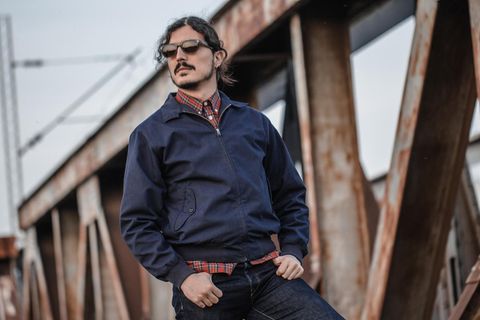 Starker Modedeal: Latino mit schicker Bomberjacke und Sonnenbrille